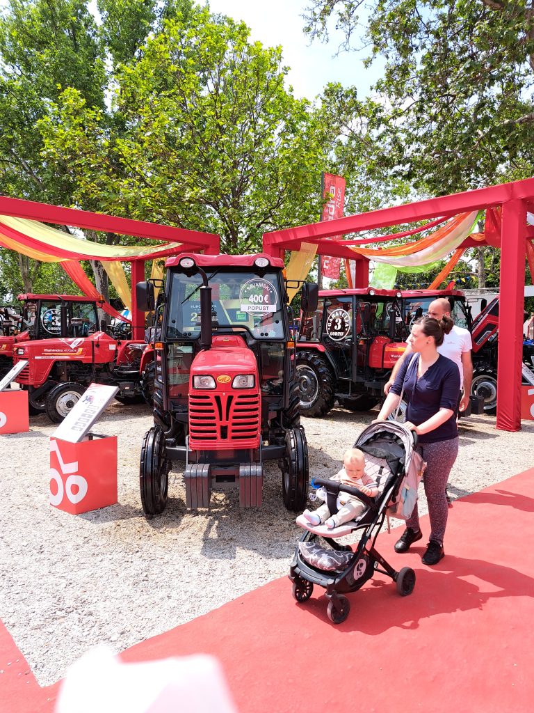 Novosadski poljoprivredni sajam 2023 i poseta štanda najpoznatijeg proizvođača traktora Mahindra iz Indije